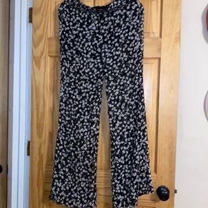 Black and white sheet flower pants